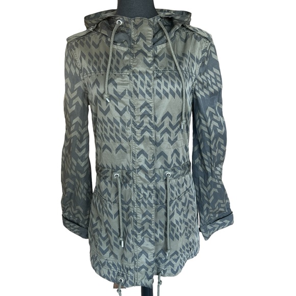 LORNA JANE BLACK WINDBREAKER ANIRAK JACKET AZTEC PRINT SIZE SMALL - Picture 1 of 10